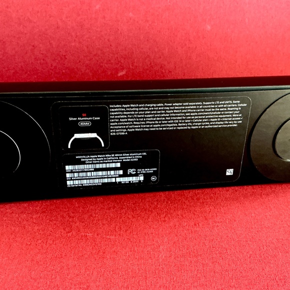 Apple Watch A2352 SE Silver gps/cell 40mm Nike  All Original With Box - Picture 3 of 9